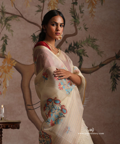Beige_Handlooom_Pure_Muslin_Dhakai_Jamdani_Saree_With_Red_And_Turquoise_Flowers_WeaverStory_03