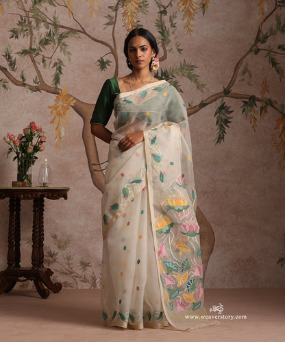 Off_White_Handloom_Pure_Muslin_Dhakai_Jamdani_Saree_With_Swan_And_Lotus_Motifs_On_Pallu_WeaverStory_01