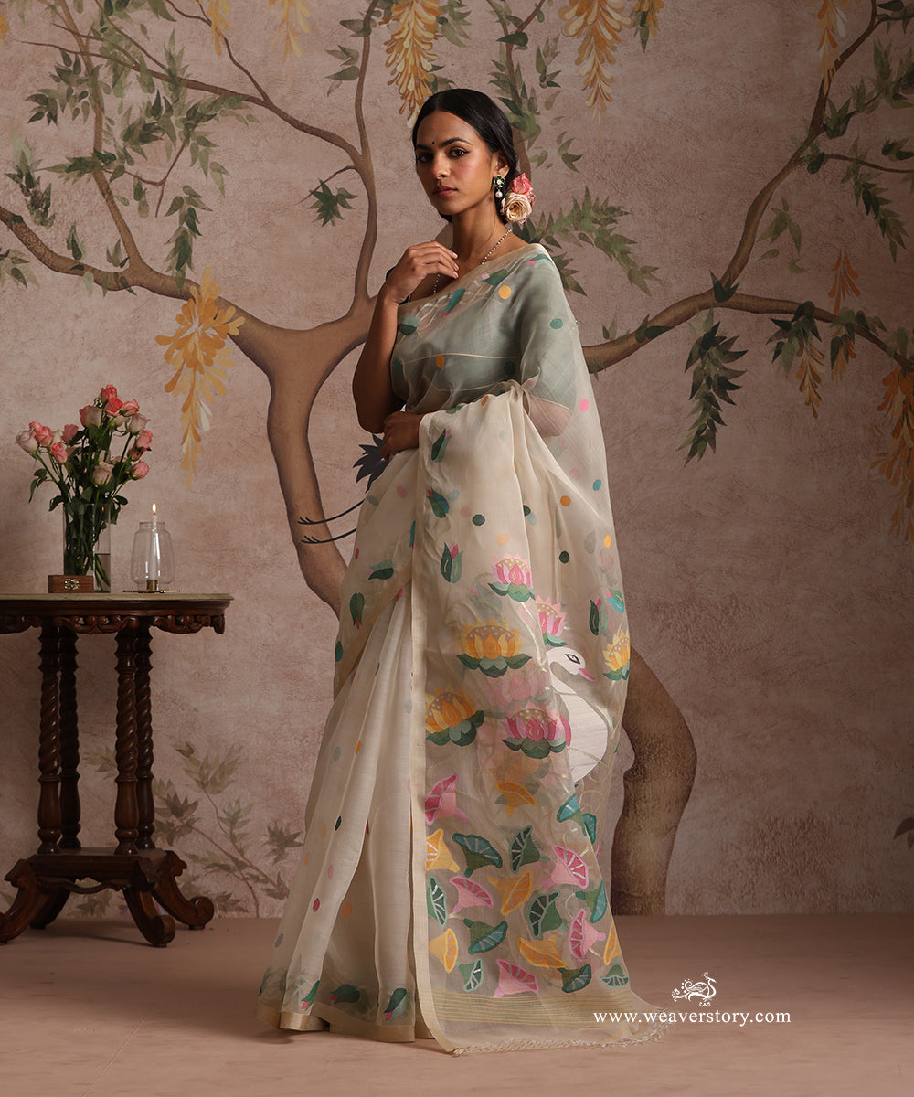 Off_White_Handloom_Pure_Muslin_Dhakai_Jamdani_Saree_With_Swan_And_Lotus_Motifs_On_Pallu_WeaverStory_02