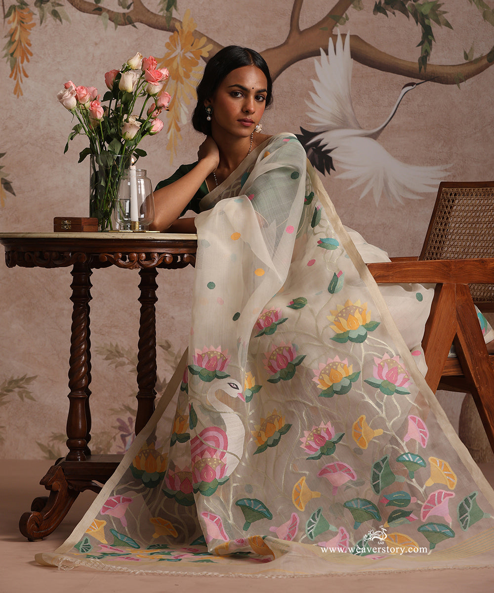 Off_White_Handloom_Pure_Muslin_Dhakai_Jamdani_Saree_With_Swan_And_Lotus_Motifs_On_Pallu_WeaverStory_03