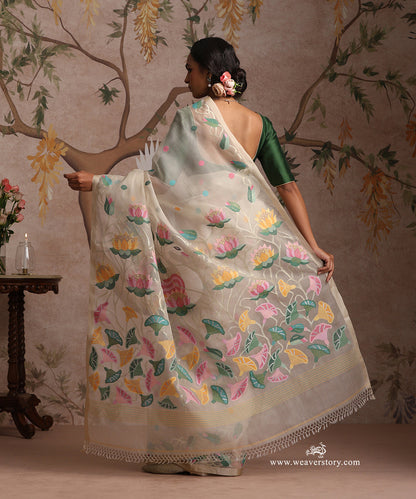 Off_White_Handloom_Pure_Muslin_Dhakai_Jamdani_Saree_With_Swan_And_Lotus_Motifs_On_Pallu_WeaverStory_04