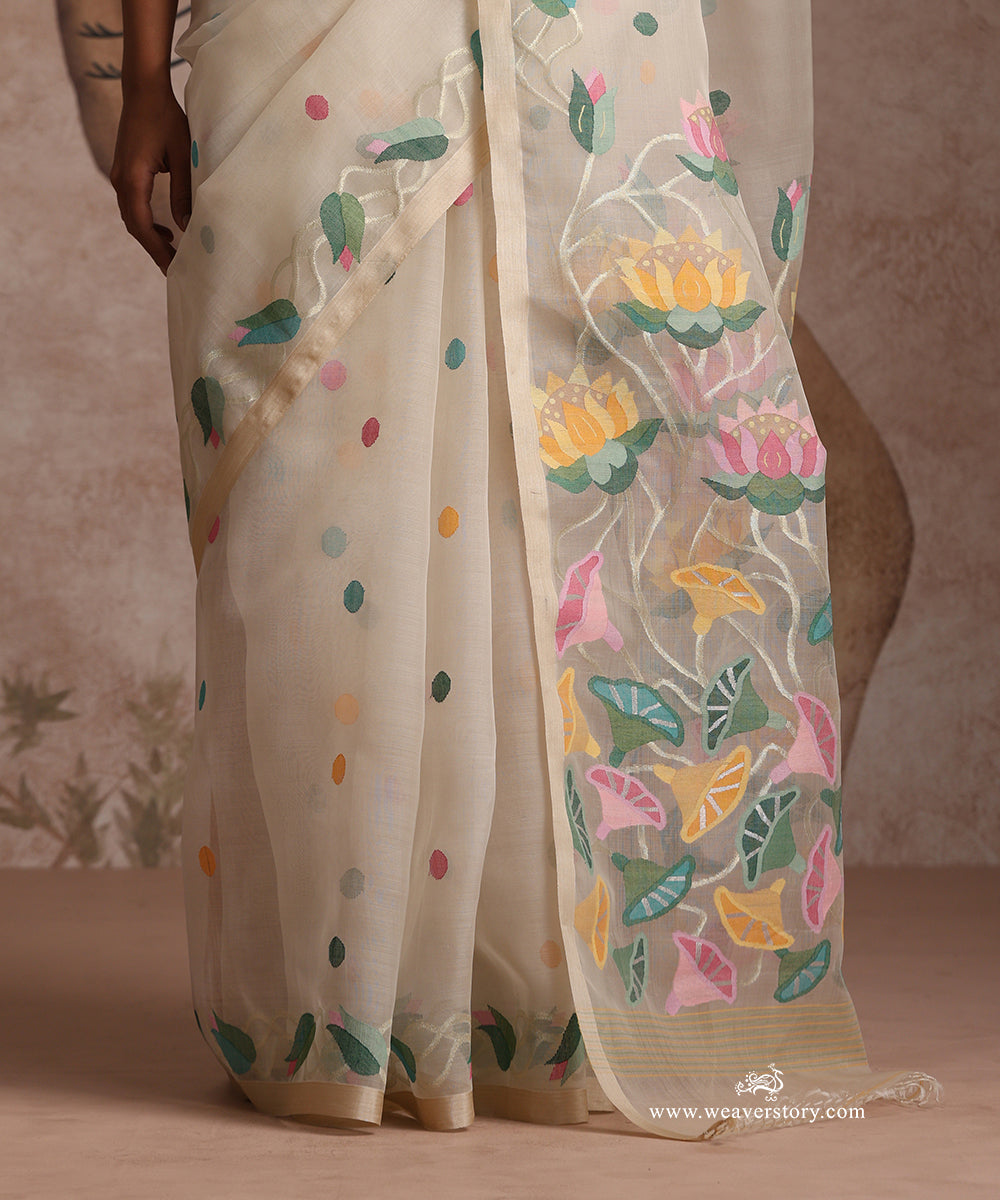 Off_White_Handloom_Pure_Muslin_Dhakai_Jamdani_Saree_With_Swan_And_Lotus_Motifs_On_Pallu_WeaverStory_05