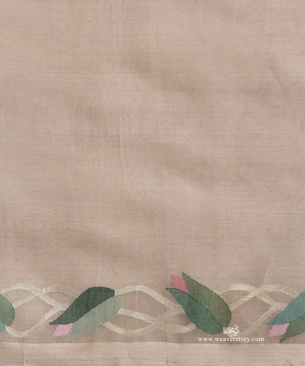 Off White Handloom Pure Muslin Dhakai Jamdani Saree With Swan And Lotus Motifs On Pallu