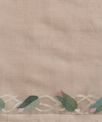 Off White Handloom Pure Muslin Dhakai Jamdani Saree With Swan And Lotus Motifs On Pallu