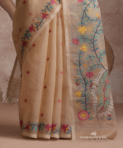Beige_Handloom_Pure_Muslin_Dhakai_Jamdani_Saree_With_Peacock_On_Tree_Motifs_On_Pallu_WeaverStory_04