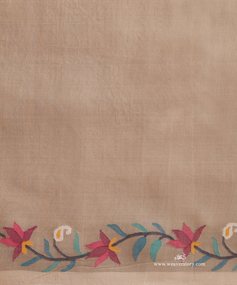 Beige_Handloom_Pure_Muslin_Dhakai_Jamdani_Saree_With_Peacock_On_Tree_Motifs_On_Pallu_WeaverStory_06