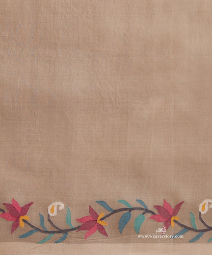 Beige_Handloom_Pure_Muslin_Dhakai_Jamdani_Saree_With_Peacock_On_Tree_Motifs_On_Pallu_WeaverStory_06