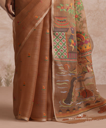 Light_Brown_Handloom_Pure_Muslin_Dhakai_Jamdani_Saree_With_Lord_Radha_Kishana_On_Pallu_WeaverStory_05