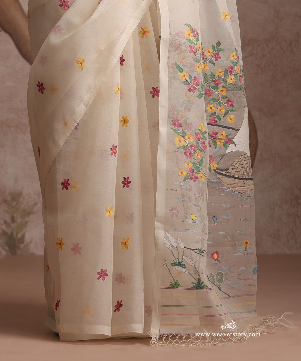 Off_White_Handloom_Pure_Muslin_Dhakai_Jamdani_Saree_With_Village_Life_And_River_Beauty_On_Pallu_WeaverStory_05