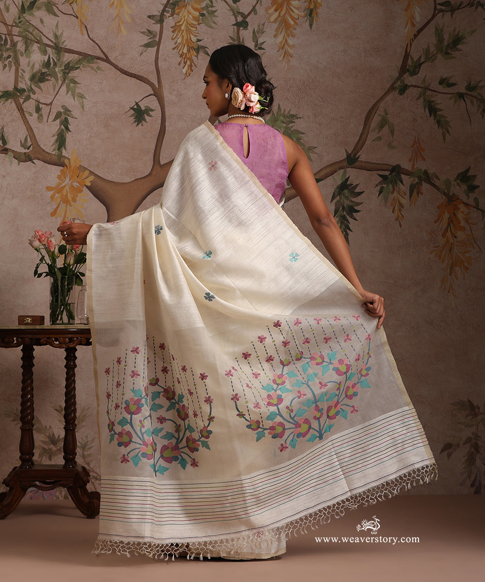 Off_White_Handloom_Pure_Matka_Silk_Dhakai_Jamdani_Saree_With_Floral_Muslin_Jamdani_Pallu_WeaverStory_03