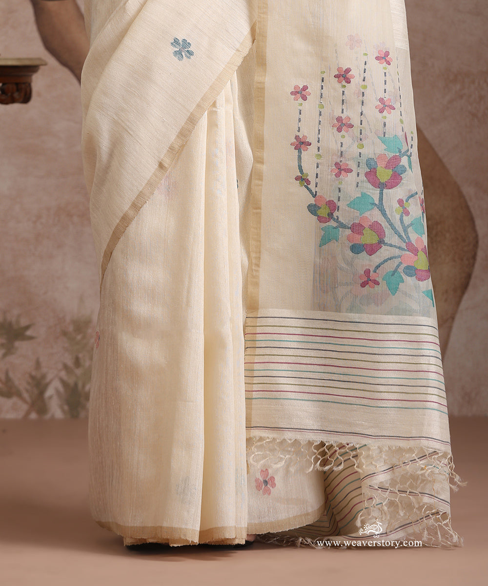 Off_White_Handloom_Pure_Matka_Silk_Dhakai_Jamdani_Saree_With_Floral_Muslin_Jamdani_Pallu_WeaverStory_04
