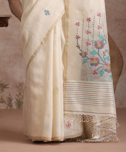 Off_White_Handloom_Pure_Matka_Silk_Dhakai_Jamdani_Saree_With_Floral_Muslin_Jamdani_Pallu_WeaverStory_04