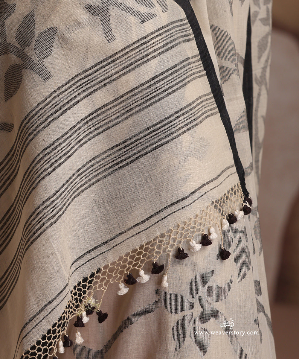Beige_Handloom_Pure_Khadi_Dhakai_Jamdani_Saree_With_Allover_Jaal_WeaverStory_06