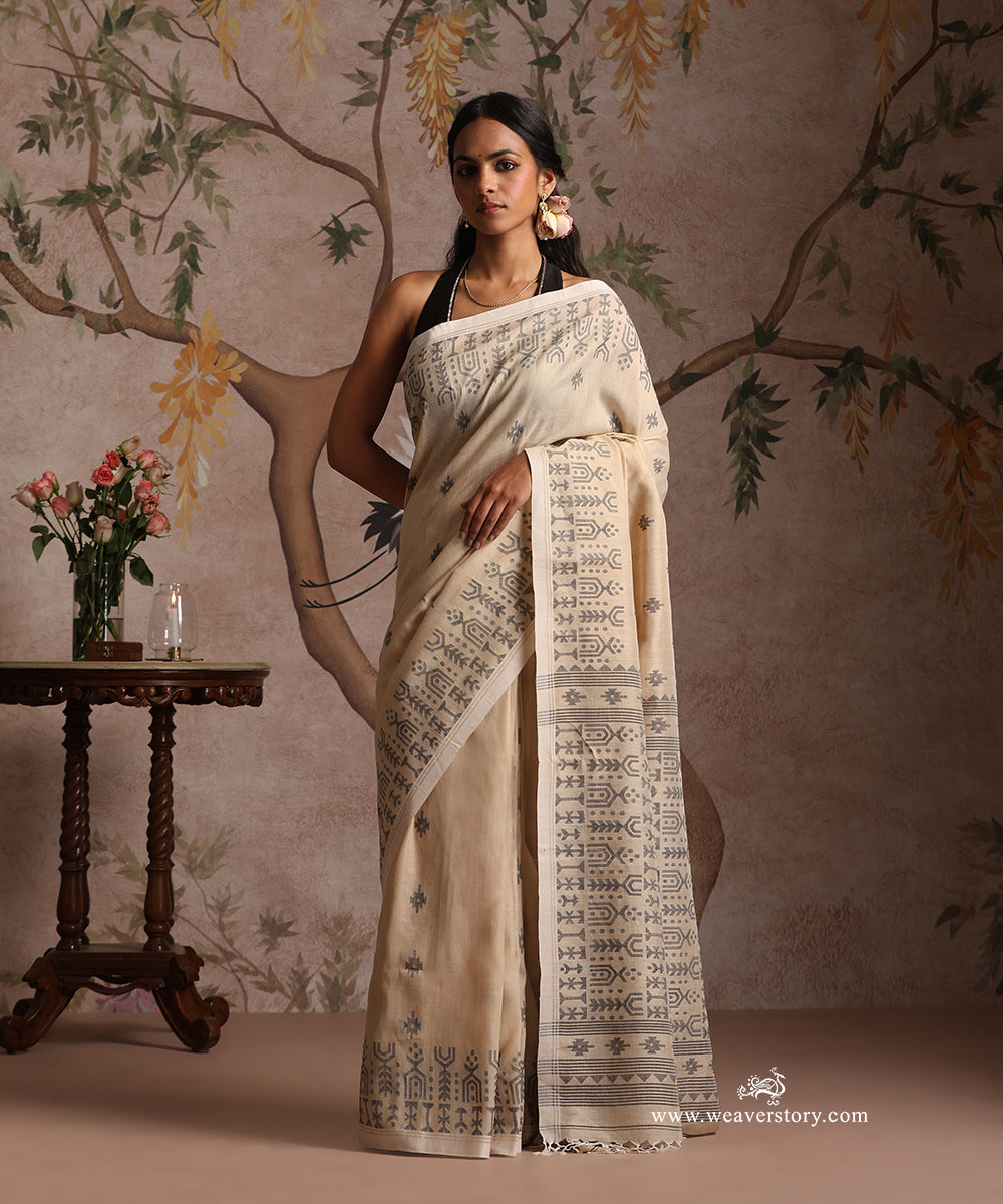 Beige_Handloom_Pure_Tussar_Silk_Dhakai_Jamdani_Saree_With_Black_Booti_And_Border_WeaverStory_01
