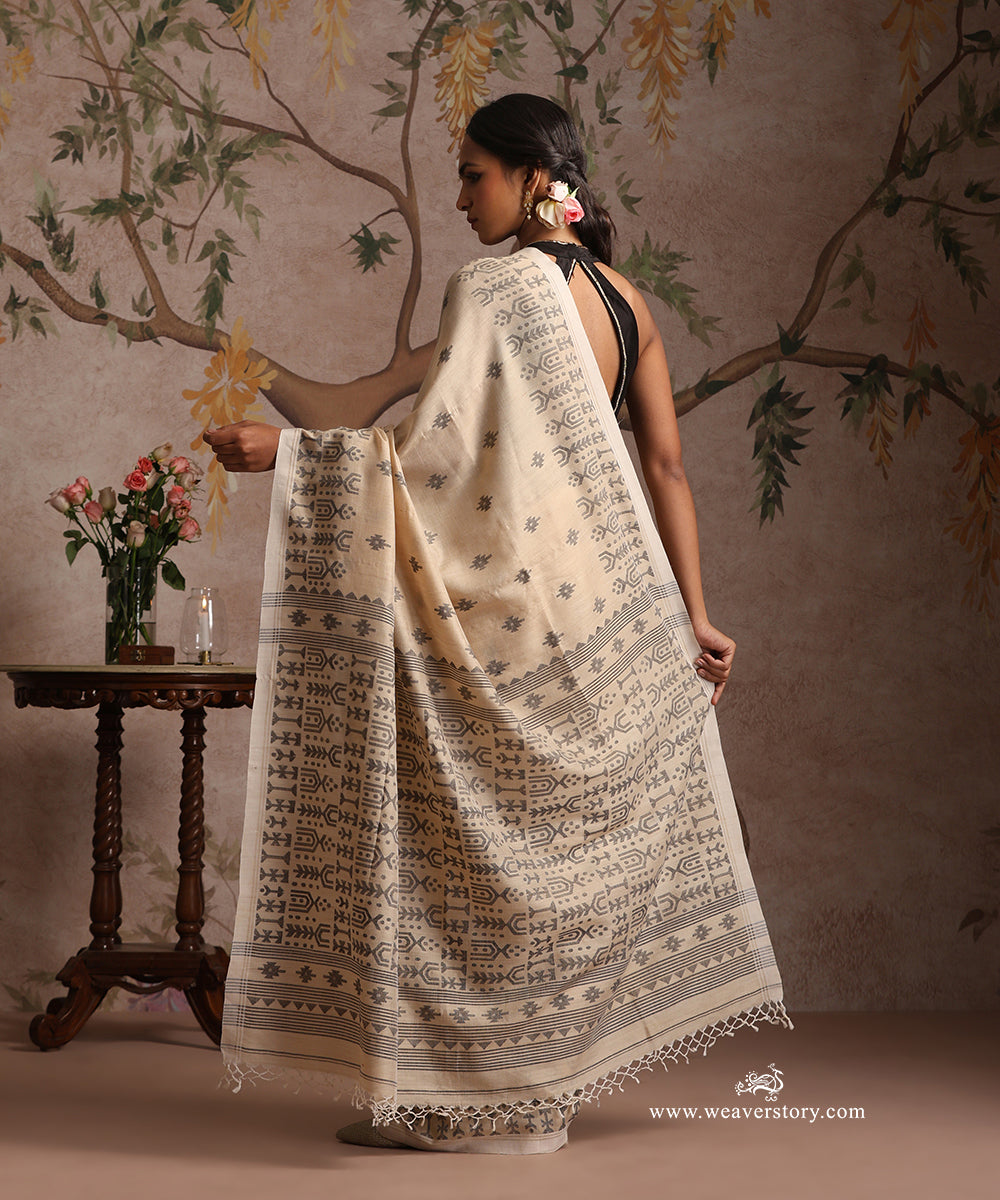 Beige_Handloom_Pure_Tussar_Silk_Dhakai_Jamdani_Saree_With_Black_Booti_And_Border_WeaverStory_04