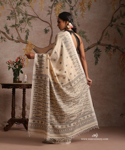 Beige_Handloom_Pure_Tussar_Silk_Dhakai_Jamdani_Saree_With_Black_Booti_And_Border_WeaverStory_04