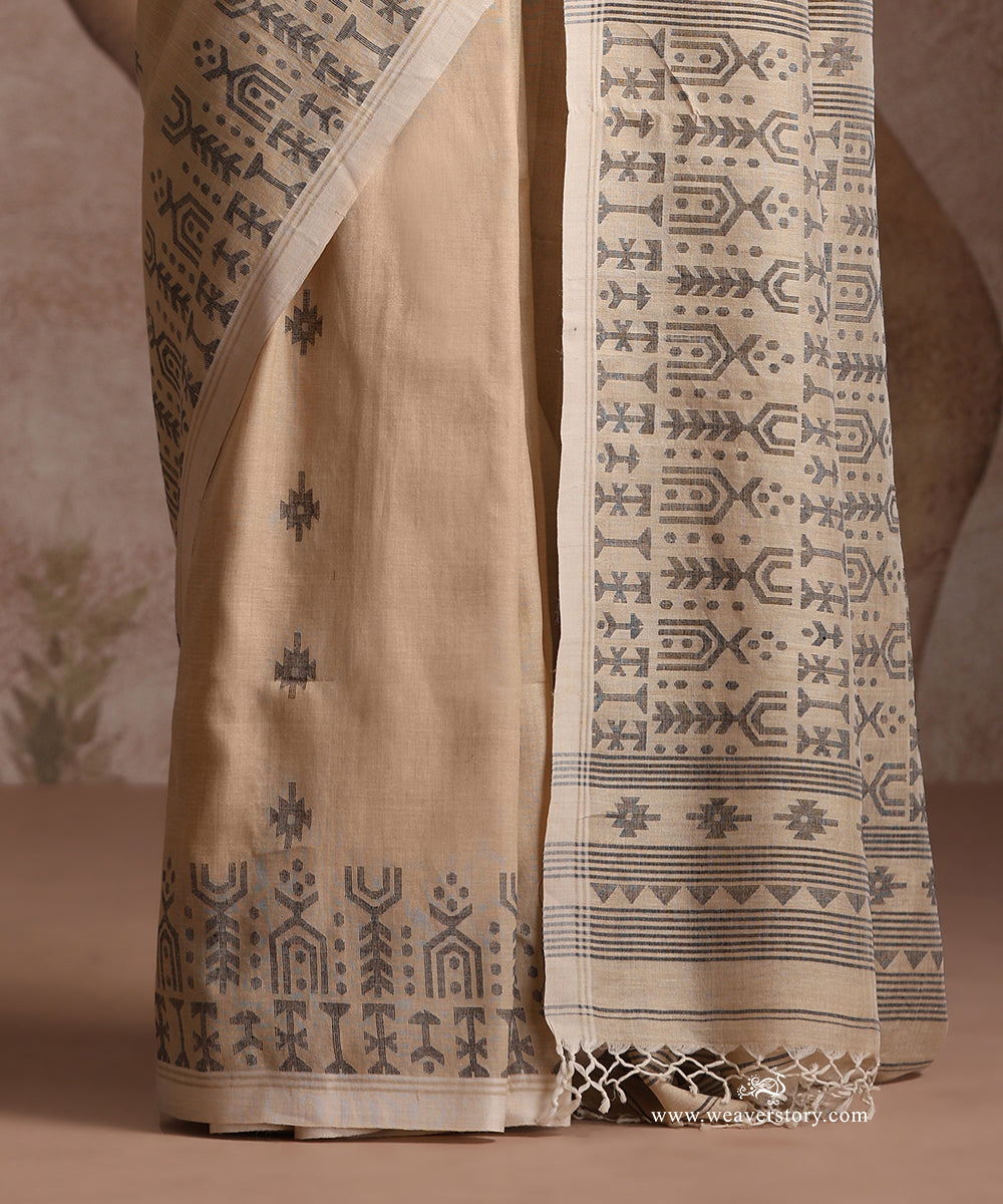 Beige_Handloom_Pure_Tussar_Silk_Dhakai_Jamdani_Saree_With_Black_Booti_And_Border_WeaverStory_05