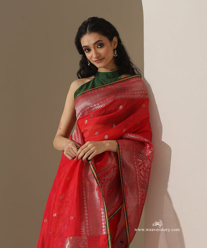 Red_Handloom_Pure_Silk_Chanderi_Eknaliya_Saree_With_Small_Booti_Pecock_Border_And_Green_Selvedge_WeaverStory_02