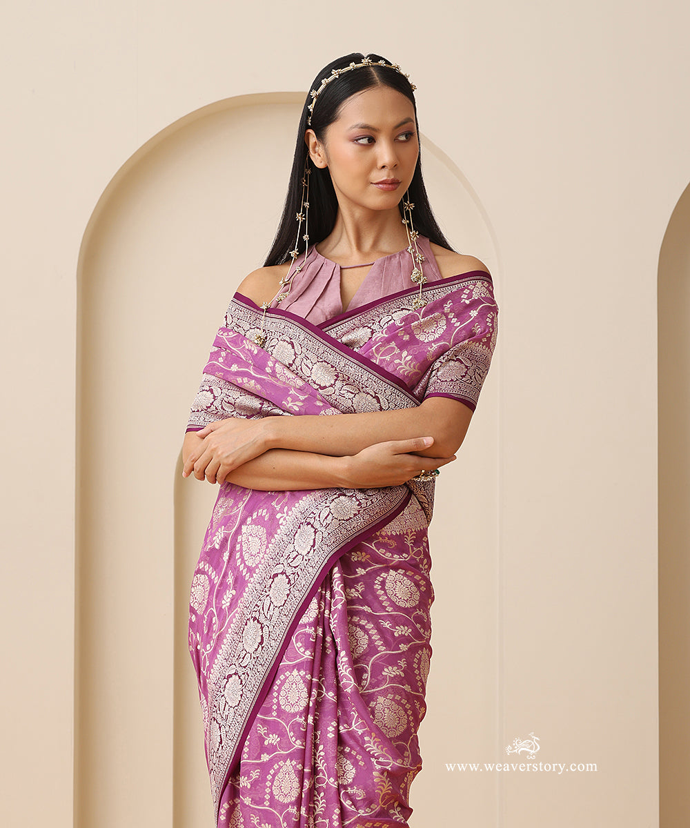 Light_Purple_Handloom_Pure_Georgette_Banarasi_Saree_With_Plum_Contrast_Border_And_Allover_Jaal_WeaverStory_02