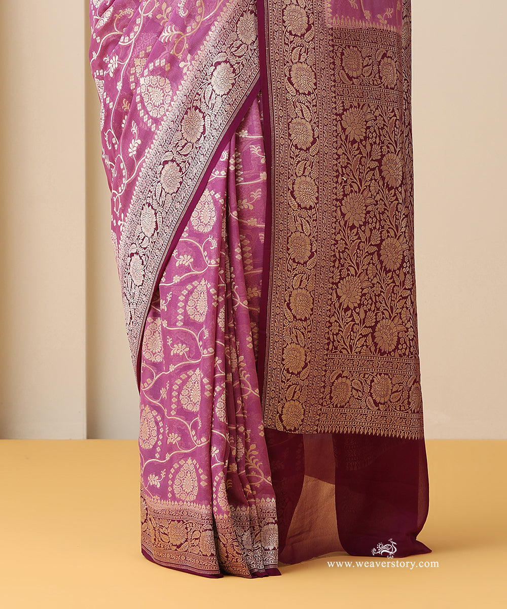 Light_Purple_Handloom_Pure_Georgette_Banarasi_Saree_With_Plum_Contrast_Border_And_Allover_Jaal_WeaverStory_04