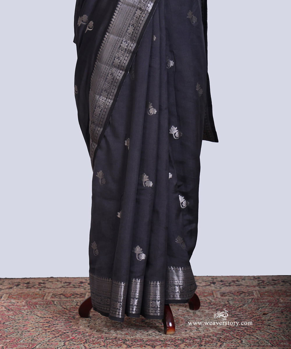 Black_Handloom_Pure_Chiniya_Silk_Banarasi_Saree_With_Cutwork_Flower_Boota_And_Havey_Blouse_WeaverStory_03