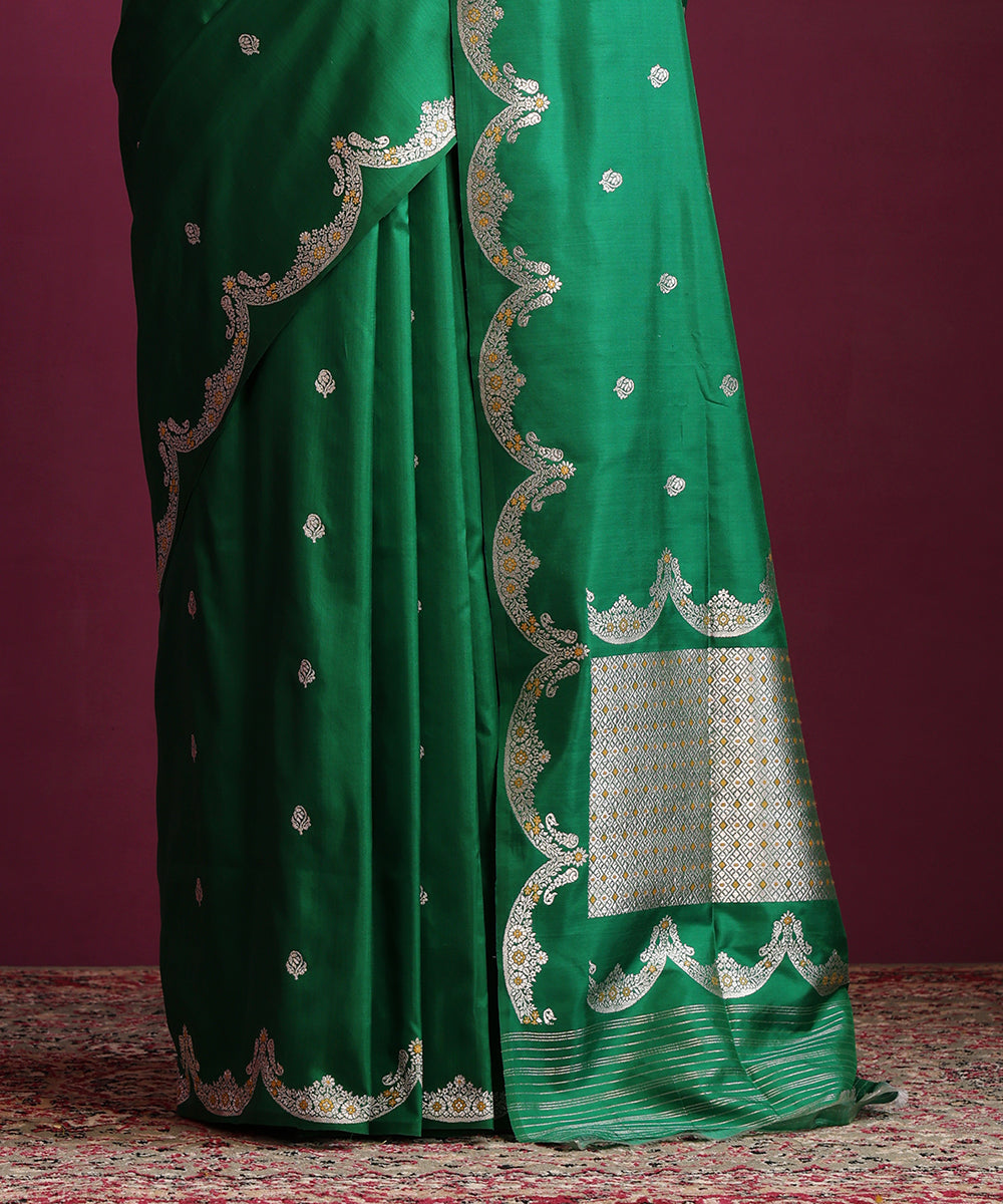 Green_Pure_Katan_Silk_Banarasi_Kadhwa_Saree_With_Scalloped_Border_WeaverStory_04
