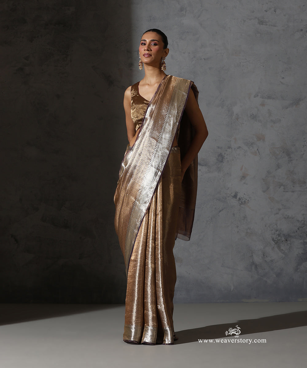 Gold_Pure_Tissue_Kora_Silk_Banarasi_Tanchoi_Saree_With_Silver_Zari_Border_WeaverStory_02