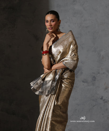 Gold_&amp;_Grey_Pure_Tissue_Kora_Silk_Banarasi_Tanchoi_Saree_With_Silver_Zari_Border_WeaverStory_01