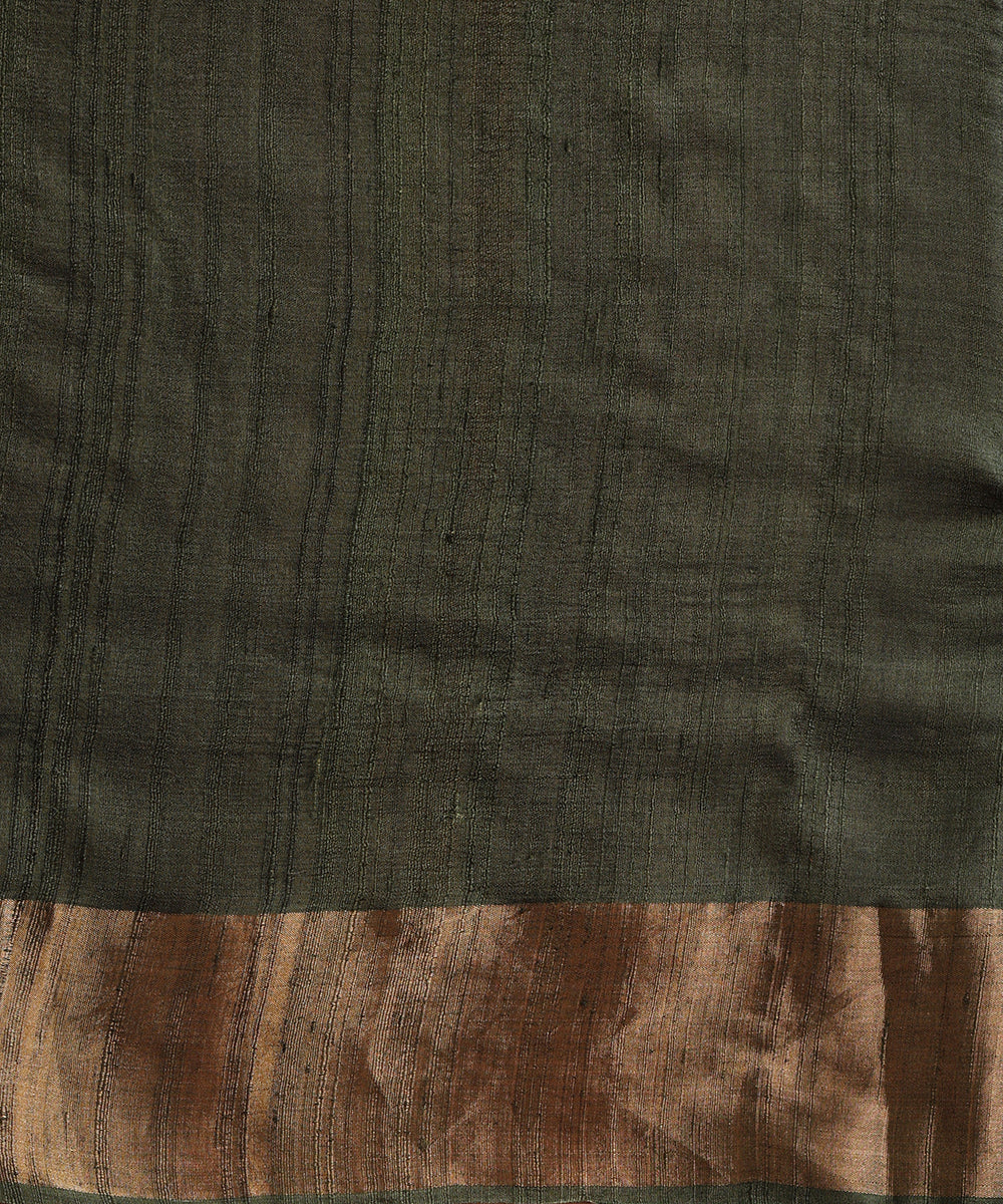 Grey_Pure_Tussar_Silk_Digital_Print_Banarasi_Saree_With_Green_Gold_Zari_Border_WeaverStory_05
