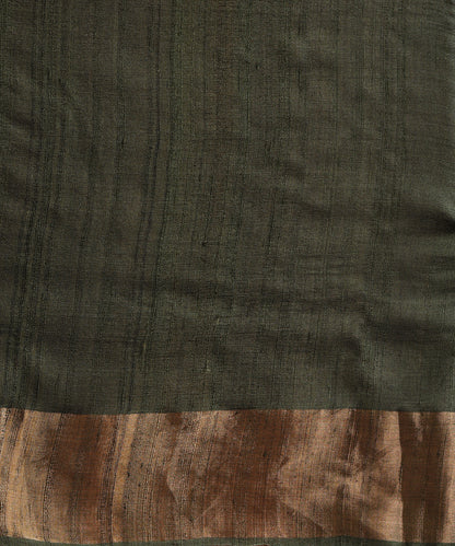Grey_Pure_Tussar_Silk_Digital_Print_Banarasi_Saree_With_Green_Gold_Zari_Border_WeaverStory_05