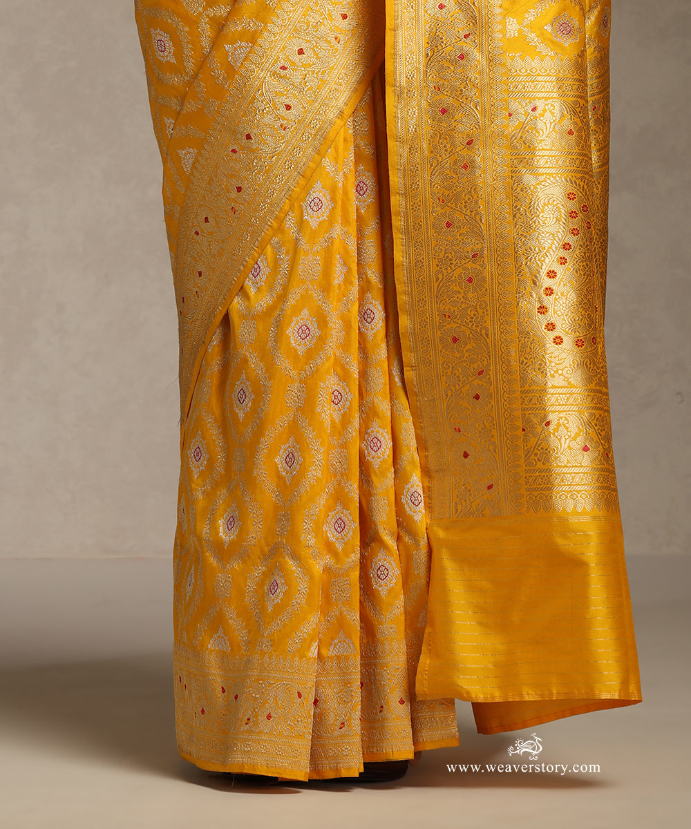 Yellow_Handloom_Pure_Katan_Silk_Kadhwa_Banarasi_Saree_With_Meena_Jangla_WeaverStory_04