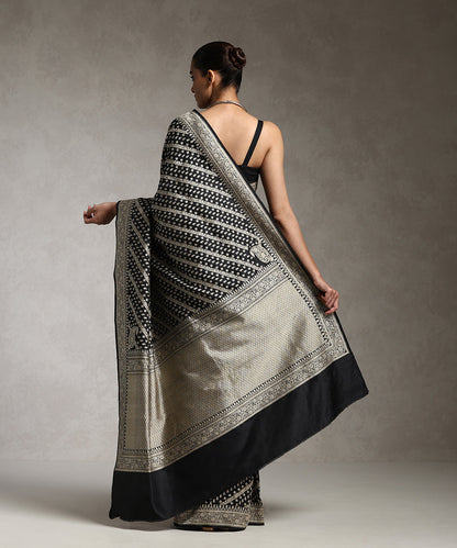 Handloom_Black_Pure_Katan_Silk_Real_Zari_Banarasi_Saree_With_Kadhwa_Jaal_WeaverStory_03