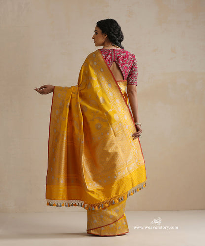 Handloom_Yellow_Pure_Katan_Kadhwa_Banarasi_Saree_With_Pink_Selvedge_WeaverStory_03