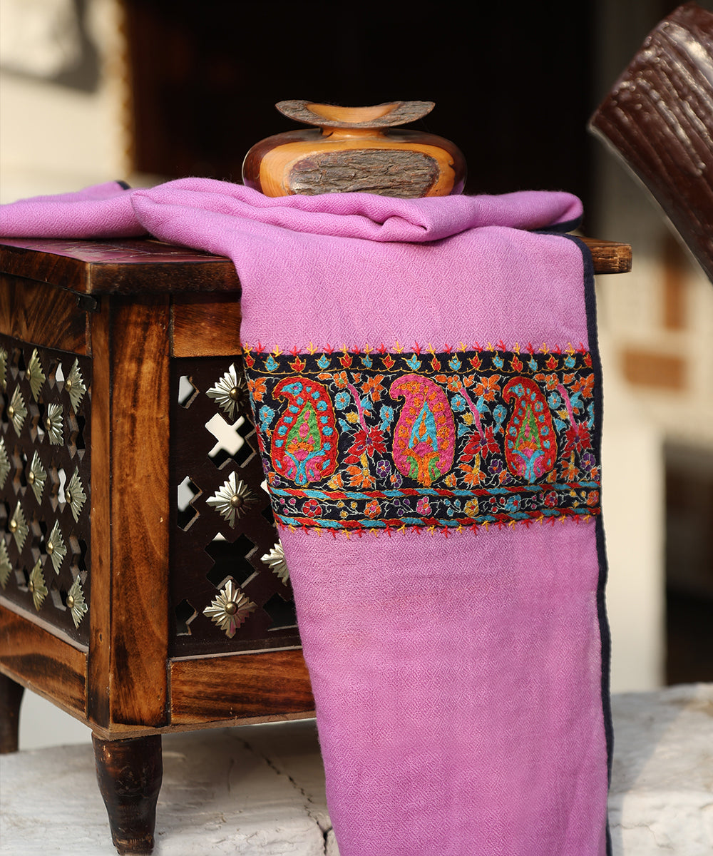 Mauve_Handwoven_Pure_Pashmina_Stoles_With_Hand_Appliqued_Kashidakari_Border_WeaverStory_01