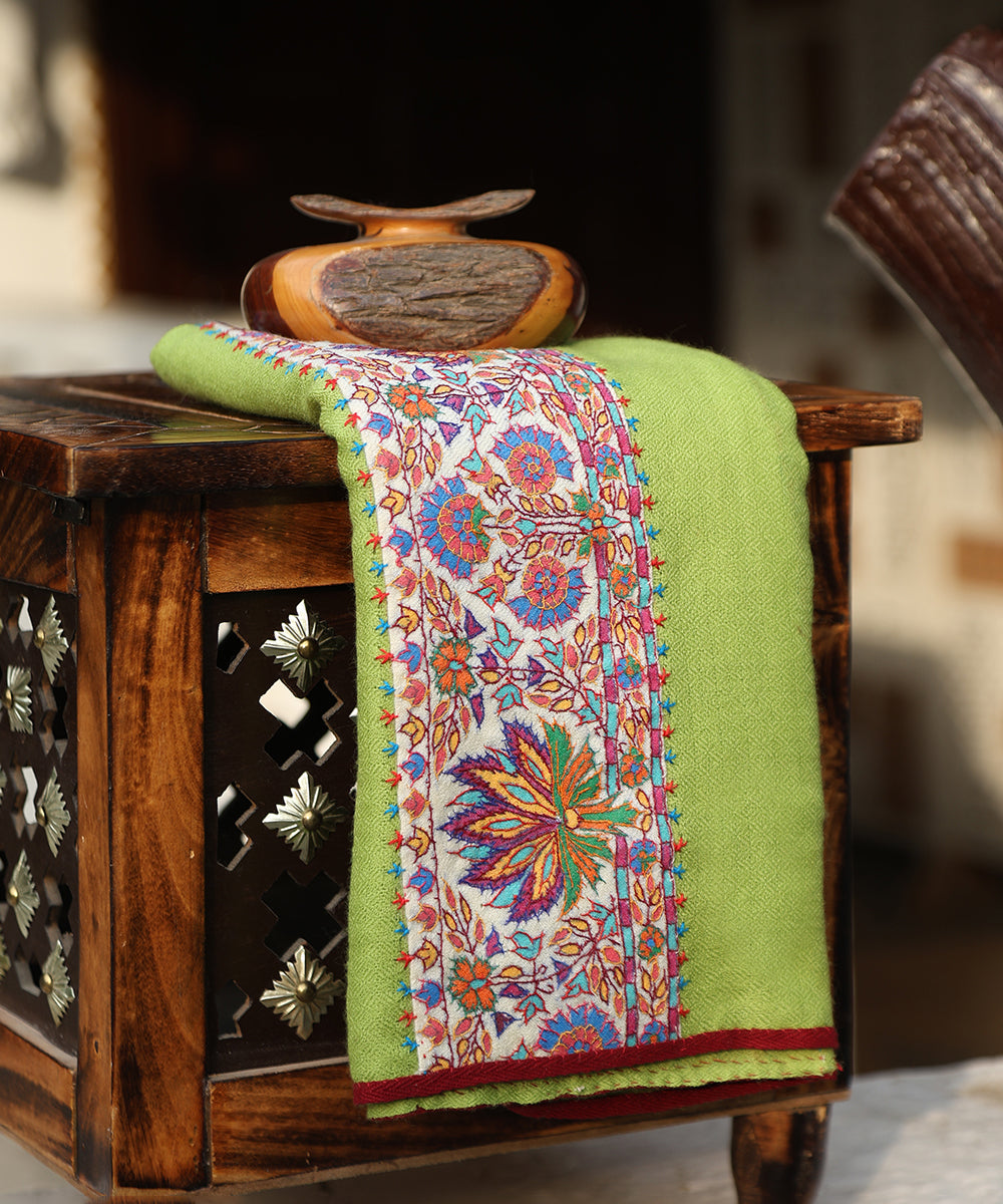 Fresh_Green_Handwoven_Pure_Pashmina_Stoles_With_Hand_Appliqued_Kashidakari_Border_WeaverStory_01
