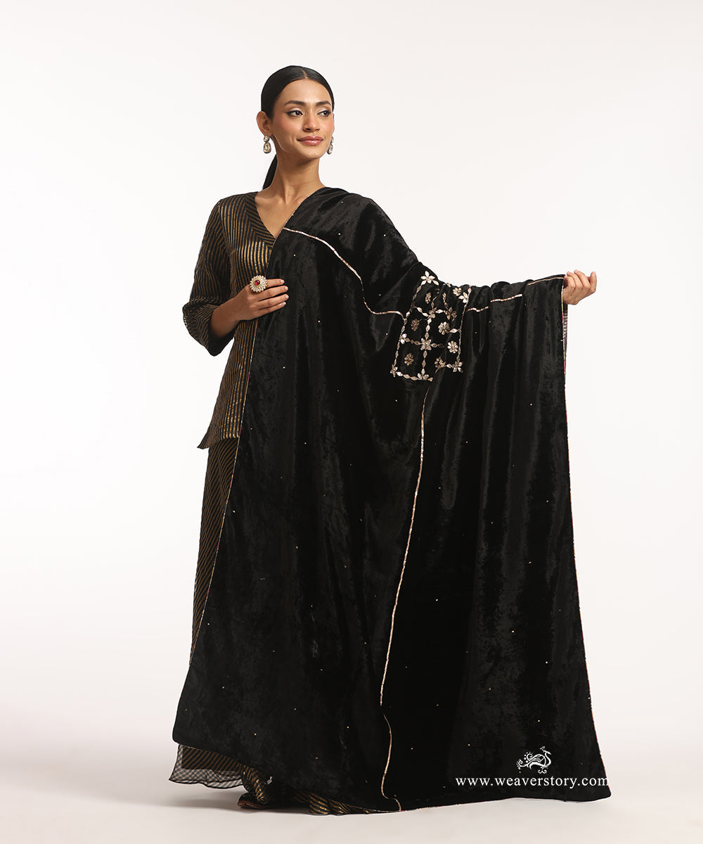 Black_Hand_Embroidered_Velvet_Doshala_With_Embroidery_WeaverStory_01