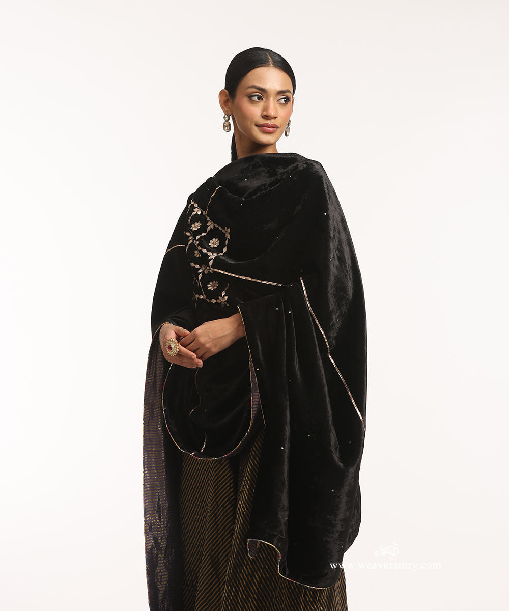 Black_Hand_Embroidered_Velvet_Doshala_With_Embroidery_WeaverStory_02