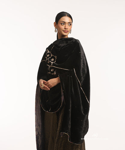 Black_Hand_Embroidered_Velvet_Doshala_With_Embroidery_WeaverStory_02