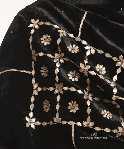 Black_Hand_Embroidered_Velvet_Doshala_With_Embroidery_WeaverStory_04
