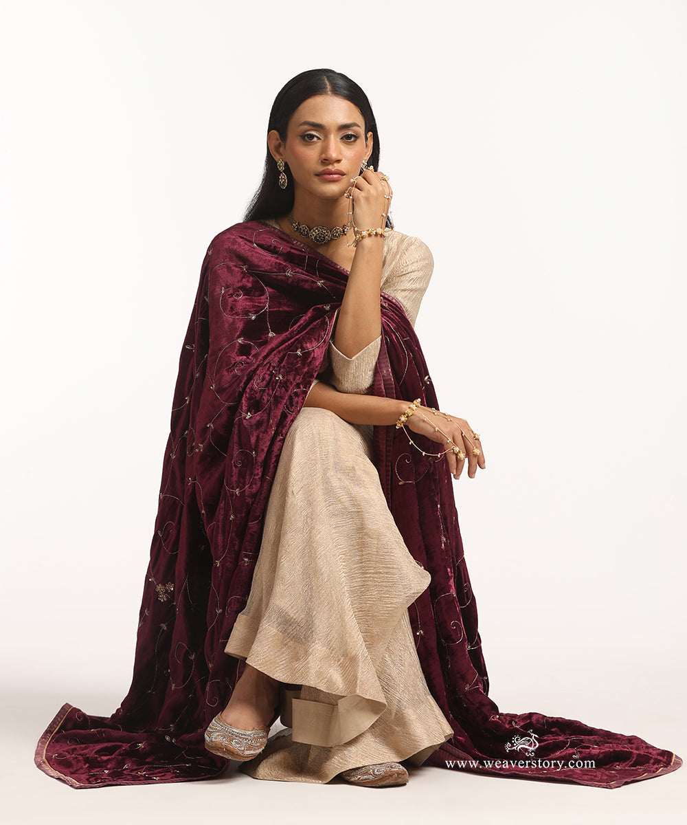 Maroon_Hand_Embroidered_Velvet_Doshala_With_All_Over_Jaal_Embroidery_WeaverStory_02