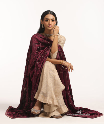 Maroon_Hand_Embroidered_Velvet_Doshala_With_All_Over_Jaal_Embroidery_WeaverStory_02