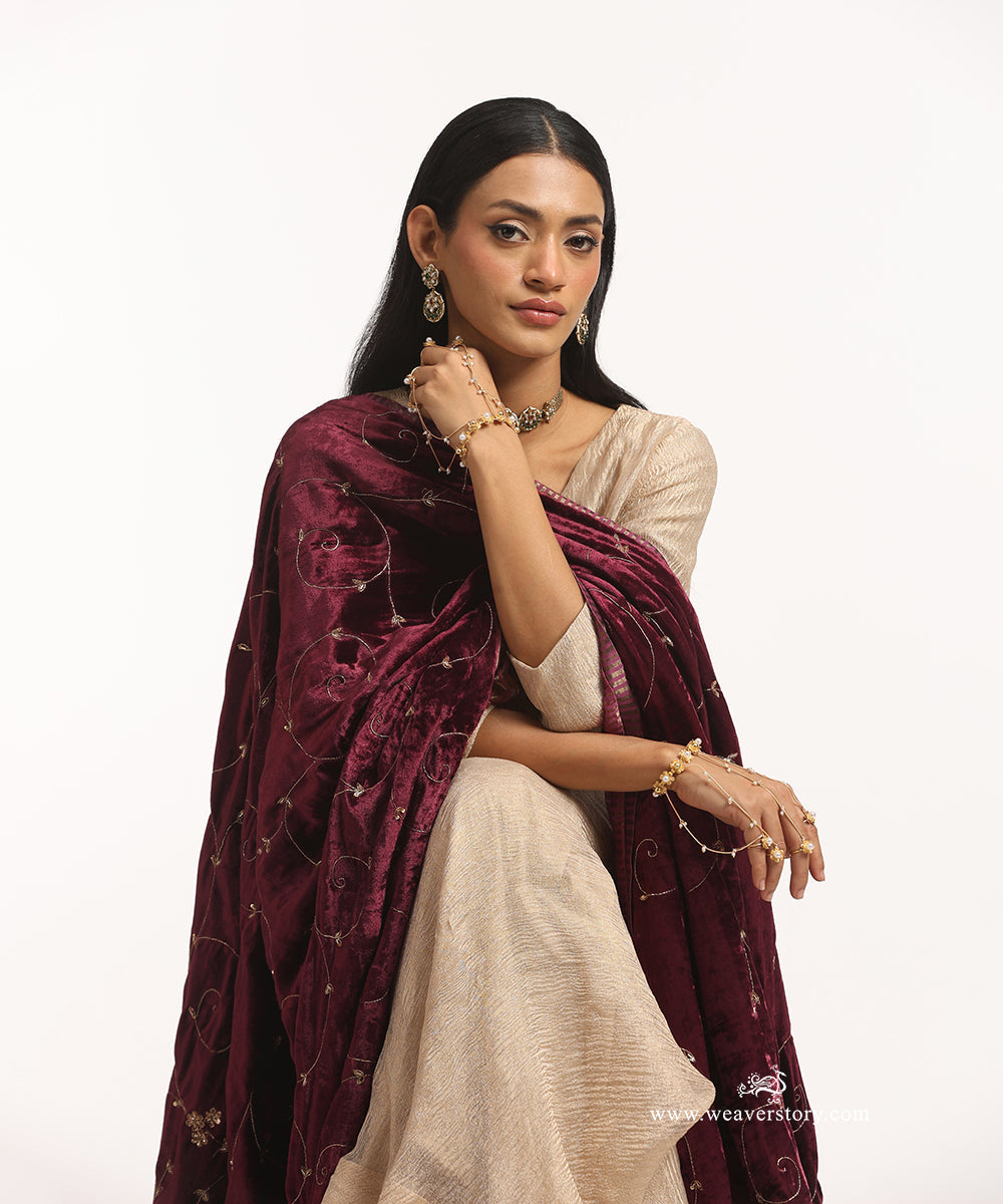 Maroon_Hand_Embroidered_Velvet_Doshala_With_All_Over_Jaal_Embroidery_WeaverStory_03