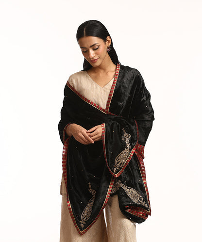 Black_Hand_Embroidered_Velvet_Doshala_With_Konia_Ambi_Boota_WeaverStory_02