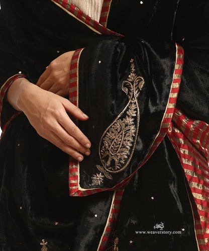Black_Hand_Embroidered_Velvet_Doshala_With_Konia_Ambi_Boota_WeaverStory_03