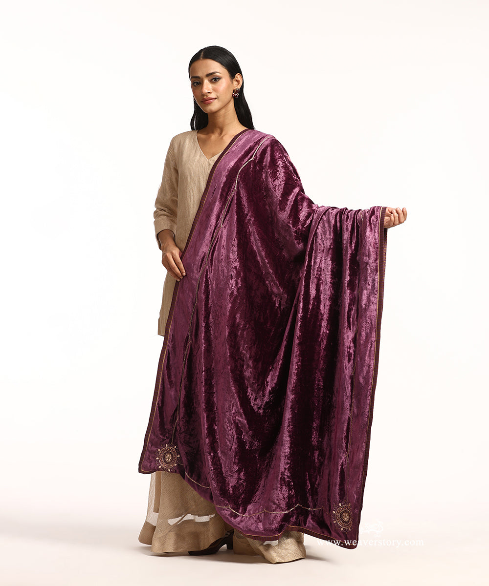 Onion_Pink_Hand_Embroidered_Velvet_Doshala_With_Konia_Round_Boota_and_Border_WeaverStory_01