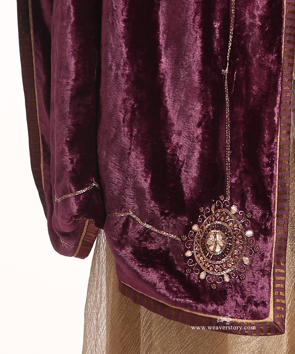 Onion_Pink_Hand_Embroidered_Velvet_Doshala_With_Konia_Round_Boota_and_Border_WeaverStory_03