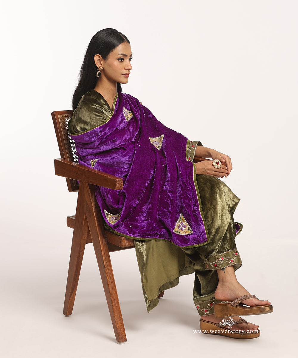 Purple_Mauve_Hand_Embroidered_Zardozi_Silk_Velvet_Doshala_With_Contrast_Chanderi_Tissue_Border_WeaverStory_02