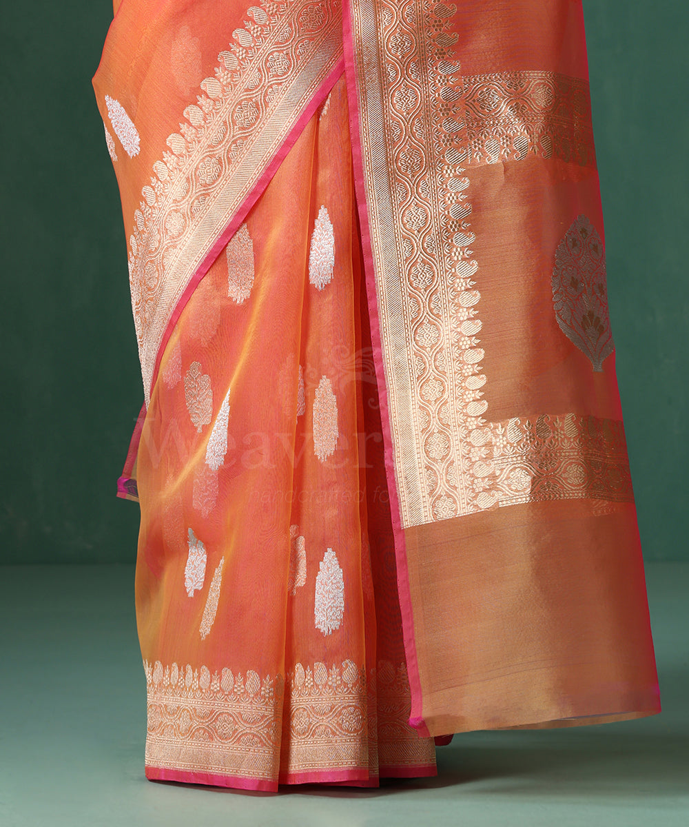 Handloom_Peach_Pure_Kora_Silk_Banarasi_Saree_With_Sona_Rupa_Kadhwa_Zari_Booti_And_Pink_Selvedge_WeaverStory_04