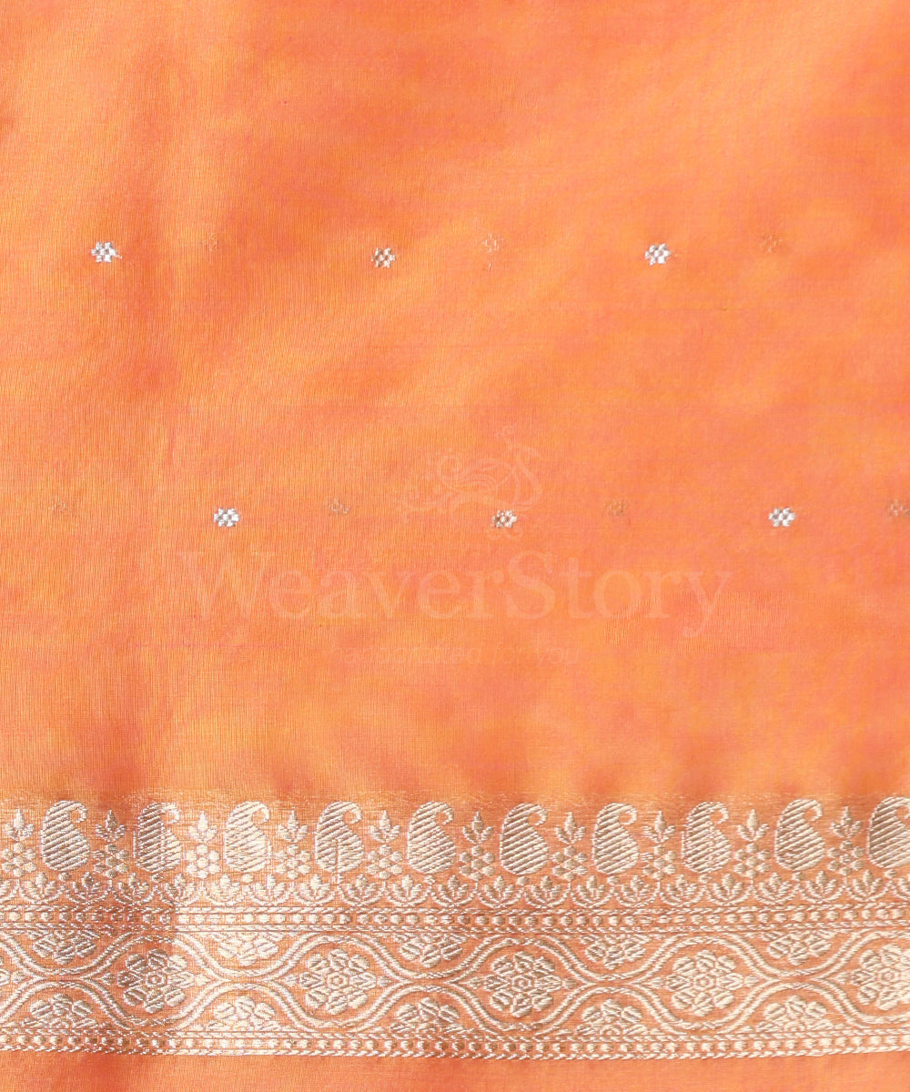 Handloom_Peach_Pure_Kora_Silk_Banarasi_Saree_With_Sona_Rupa_Kadhwa_Zari_Booti_And_Pink_Selvedge_WeaverStory_05