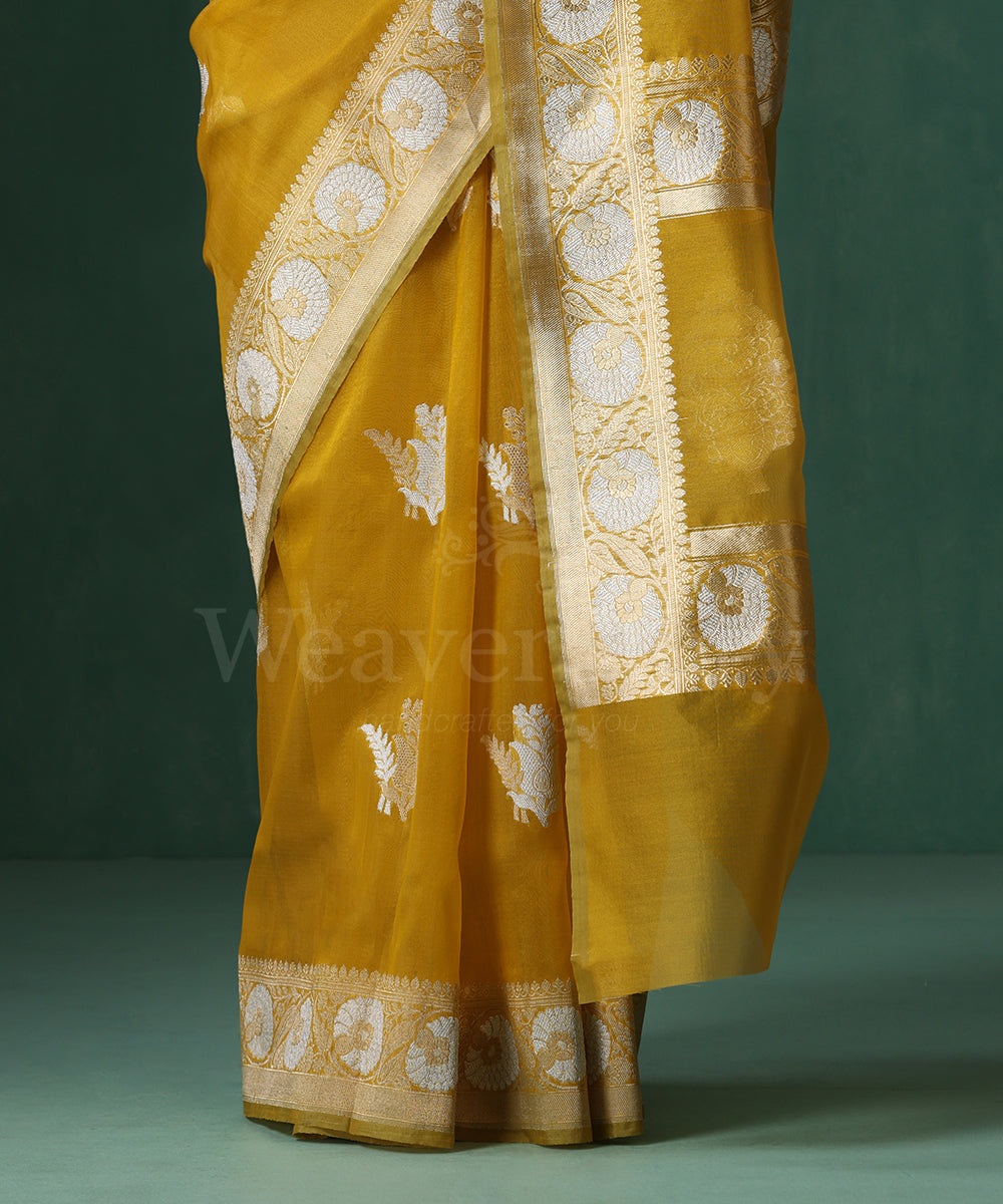 Handloom_Mustard_Pure_Kora_Silk_Banarasi_Saree_With_Sona_Rupa_Kadhwa_Zari_Booti_And_Lemon_Selvedge_WeaverStory_04